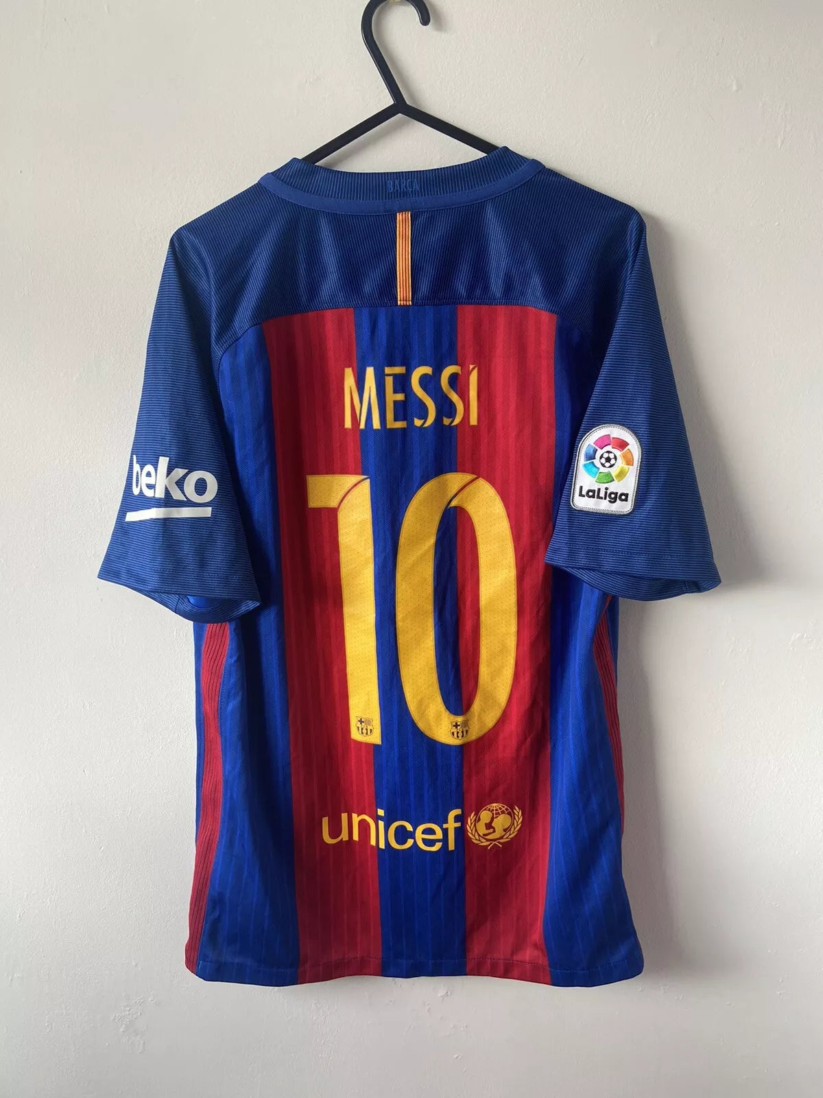 Barcelona 2016/17 Home Shirt ‘Messi 10’ Size Small